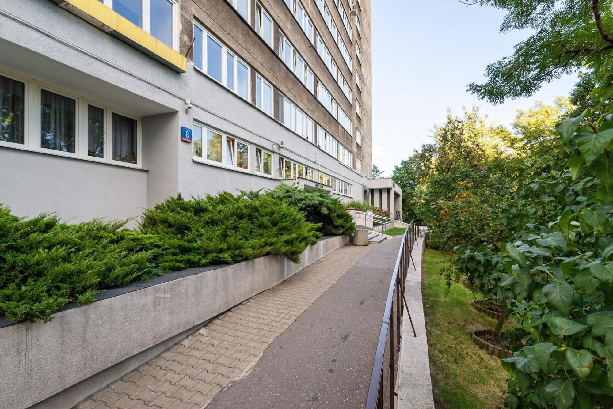 Smolna 8 - Warm With Balcony By Renters Butas